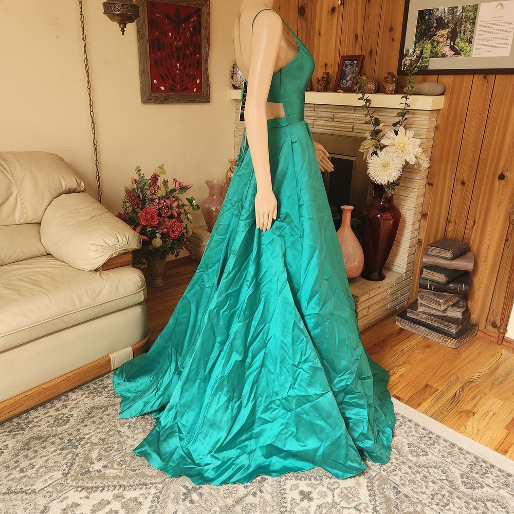 Stunning JVN by Jovani Emerald Satin Ball Gown – NWT - Picture 2 of 10